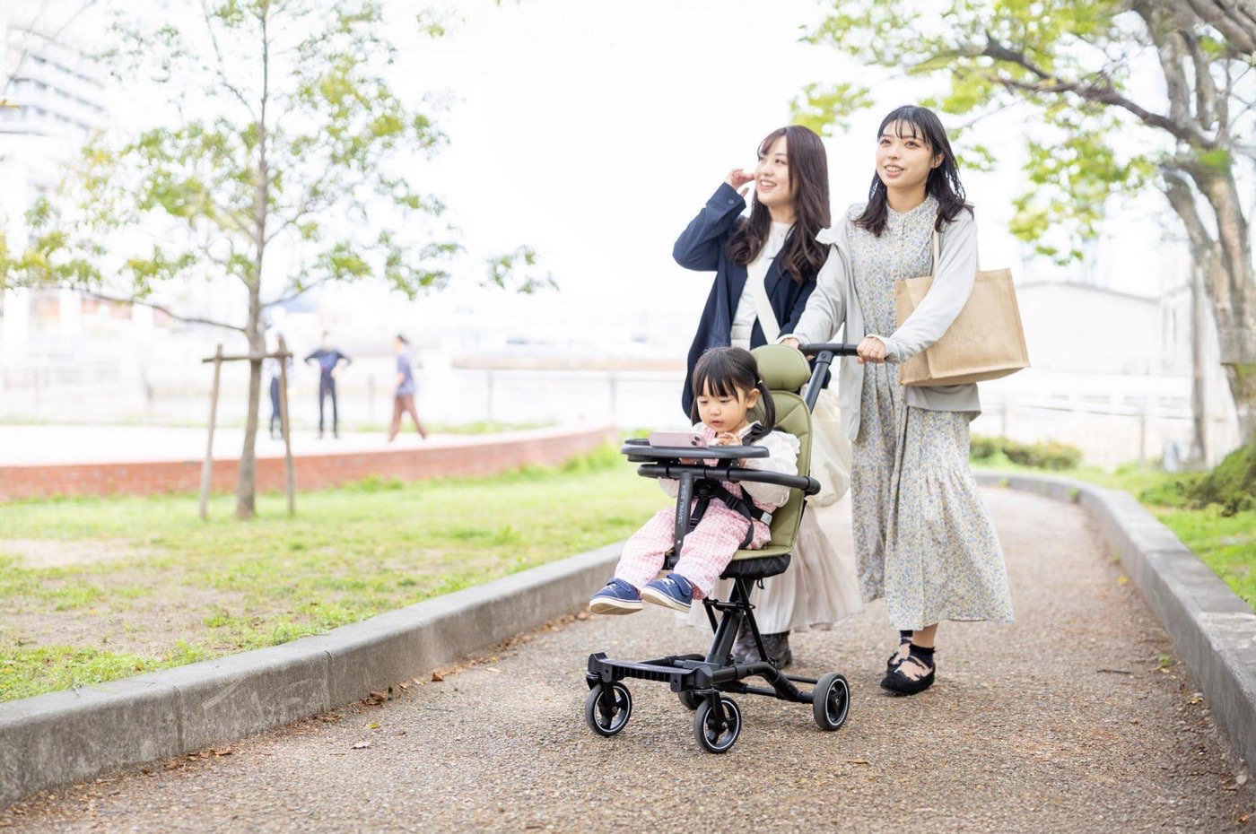 公園で立ち話をする、ふたりのママ