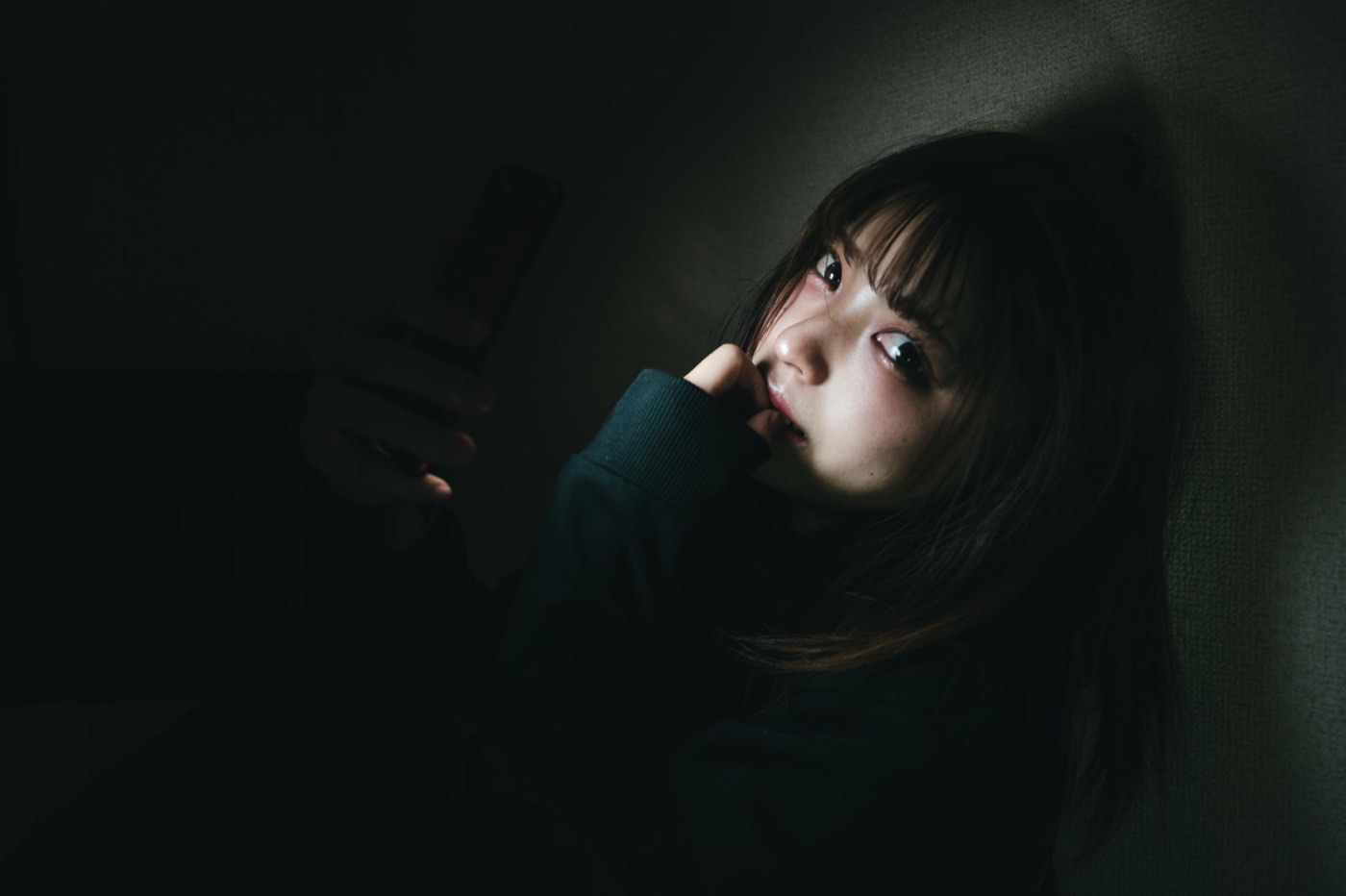 夜、部屋の明かりの下でひと息つく様子