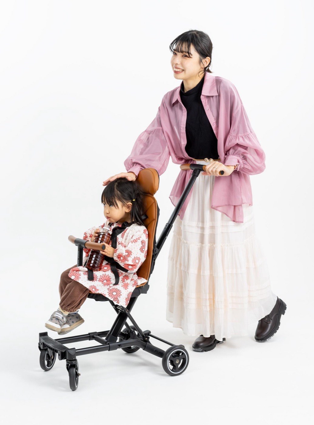 ベビーカーを押して歩く母親と子ども